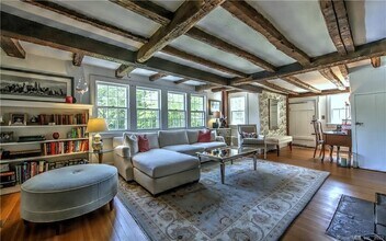 96 Kings Hwy N in Westport, CT - Foto de edificio - Building Photo