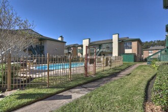 1516 Bay Area Blvd in Houston, TX - Foto de edificio - Building Photo
