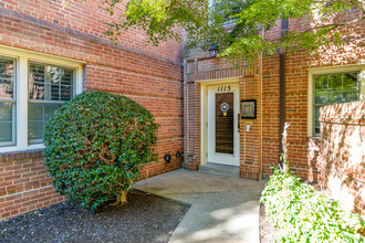 Canal Place Condo in Alexandria, VA - Foto de edificio - Building Photo