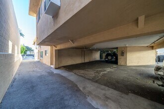 16129 Cantlay St in Van Nuys, CA - Building Photo - Building Photo