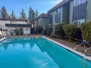 Towne South Apartments in Salem, OR - Foto de edificio - Building Photo