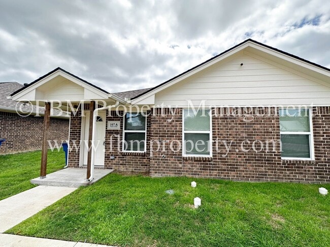 107 Casa Linda St in Ennis, TX - Building Photo - Building Photo