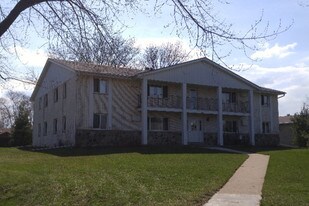 320 Cedar Ct, Unit 1 in Whitewater, WI - Building Photo