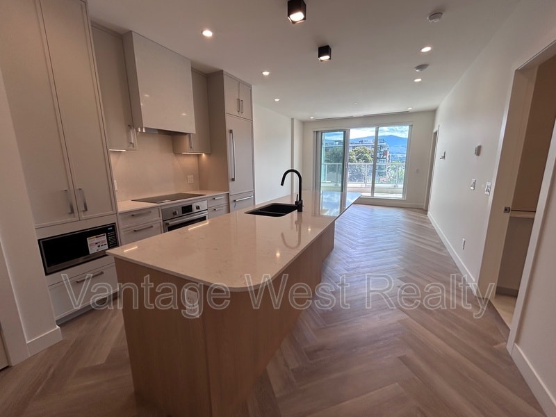 3316-3316 Lakeshore Rd in Kelowna, BC - Building Photo