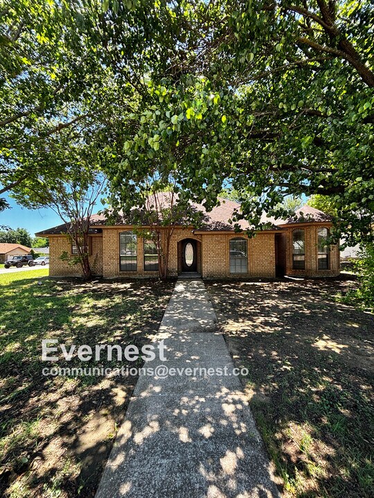 698 Buttercup Dr in Keller, TX - Building Photo