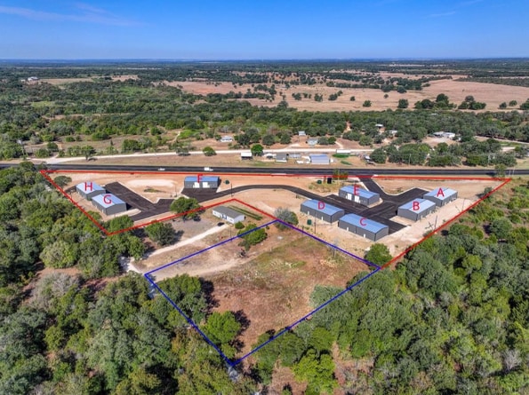 175 Coastal Ln in Luling, TX - Building Photo