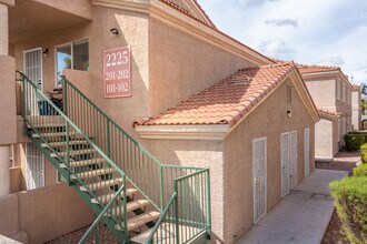 2225 James Bilbray Dr in Las Vegas, NV - Foto de edificio - Building Photo