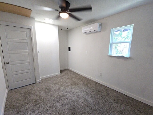 9010 Linda Vista Rd in Houston, TX - Foto de edificio - Building Photo