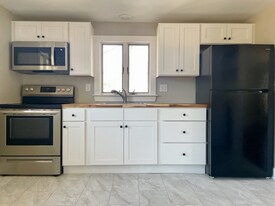 131 Durham Rd in Freeport, ME - Building Photo