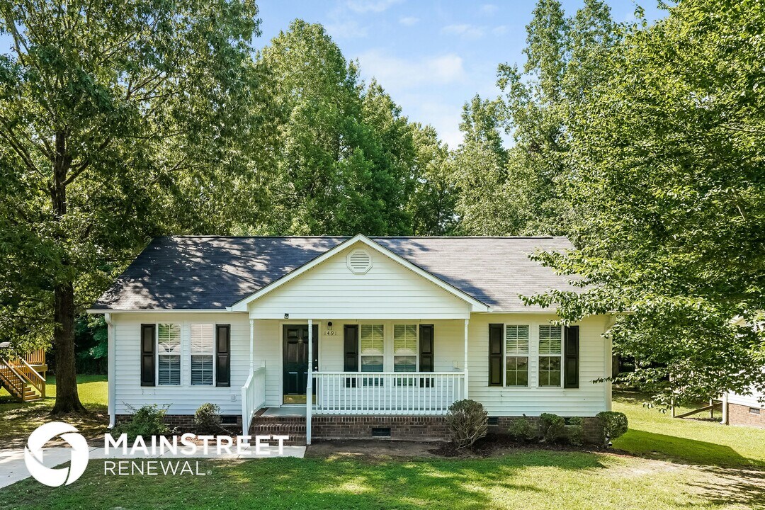 1491 Smokey Mountain Dr in Zebulon, NC - Foto de edificio