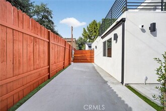 7332 1/2 Owensmouth Ave in Los Angeles, CA - Building Photo - Building Photo