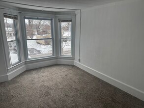 222 W 3rd St, Unit 3 in Oswego, NY - Foto de edificio - Building Photo