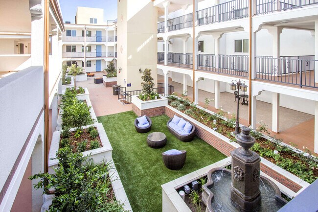 Le Blanc Apartments in Canoga Park, CA - Foto de edificio - Building Photo