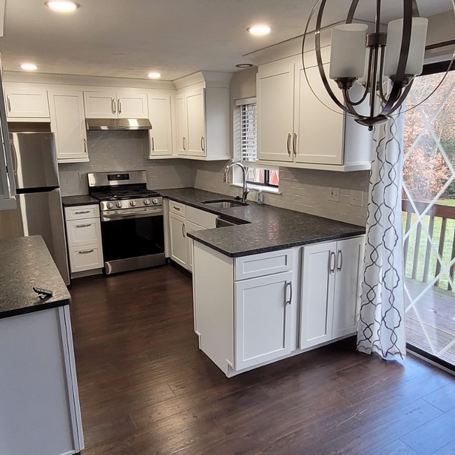 16 Rollins Ct in Merrimack, NH - Foto de edificio - Building Photo