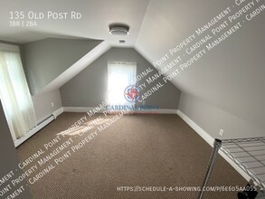135 Old Post Rd in Kittery, ME - Foto de edificio - Building Photo