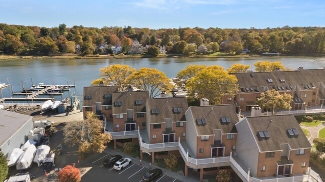 7 River Rd in Greenwich, CT - Foto de edificio - Building Photo