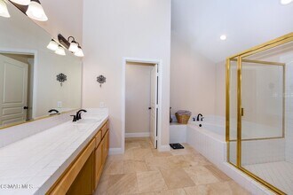 32201 Lakeport Dr in Westlake Village, CA - Building Photo - Building Photo