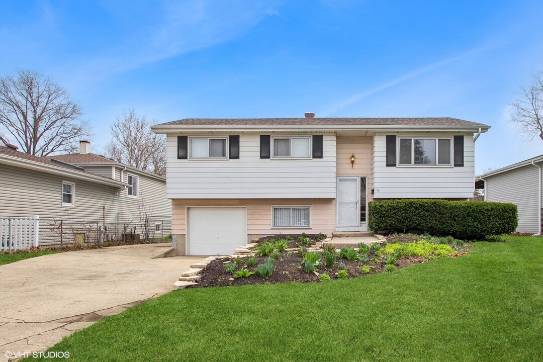 37 S Lodge Ln in Lombard, IL - Building Photo