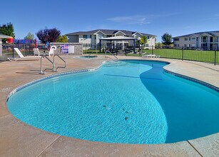 Meadow Vista in Red Bluff, CA - Foto de edificio - Building Photo