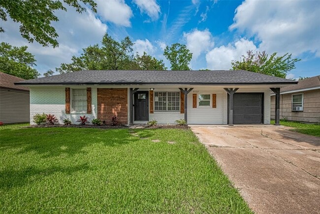 property at 2112 Walnut Ln
