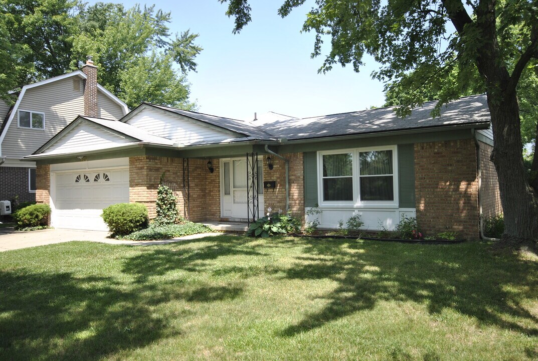 2869 E Eisenhower Pky in Ann Arbor, MI - Building Photo