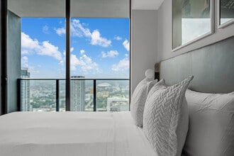 601 NE 1st Ave in Miami, FL - Building Photo - Building Photo