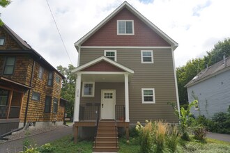 1018 16th Ave SE in Minneapolis, MN - Building Photo - Building Photo