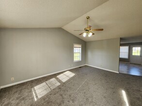 304 Pioneer Dr in Oak Grove, KY - Building Photo - Building Photo