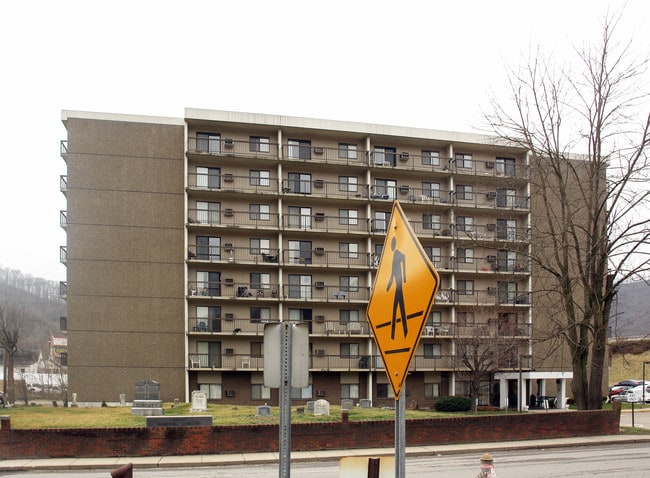 Chapmanville Towers in Chapmanville, WV - Foto de edificio - Building Photo