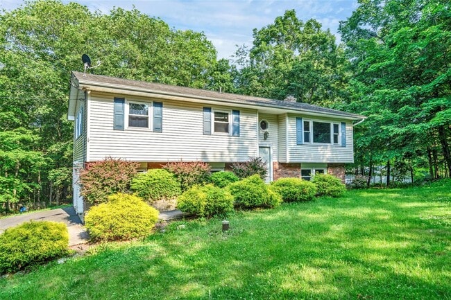 128 Cedar Cliff Rd in Monroe, NY - Building Photo - Building Photo