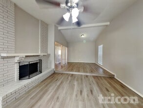 5001 Oregon Ct in Grand Prairie, TX - Building Photo - Building Photo