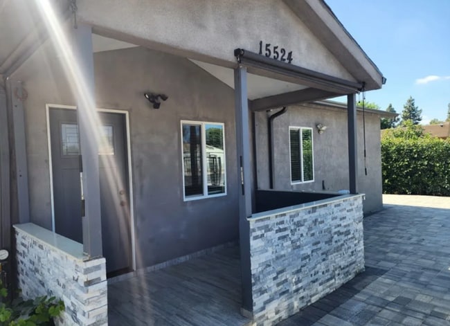 15524 Tupper St in Los Angeles, CA - Building Photo - Building Photo
