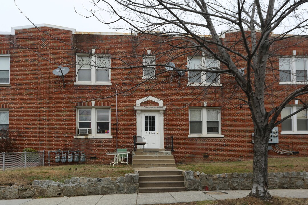 1504 Oates St NE in Washington, DC - Foto de edificio