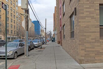 New Roads Plaza in Bronx, NY - Foto de edificio - Building Photo