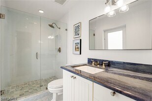725 Central Ave in Naples, FL - Building Photo