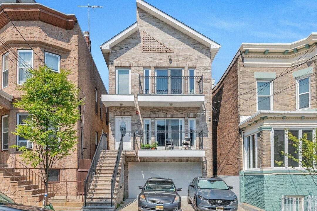 308 18th St in Union City, NJ - Building Photo