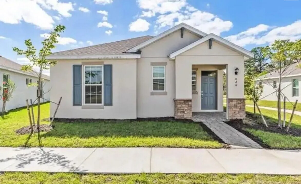 826 Friendship Cir in La Belle, FL - Building Photo