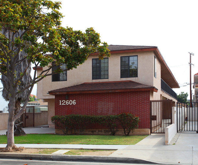 12606 Kornblum Ave in Hawthorne, CA - Building Photo - Building Photo