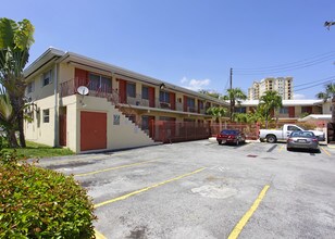 12 Alhambra Cor in Coral Gables, FL - Foto de edificio - Building Photo