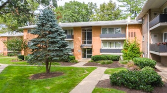 Laurel Pines in Laurel, MD - Building Photo