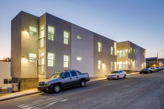 The Royal of Rancho Penasquitos in San Diego, CA - Foto de edificio - Building Photo