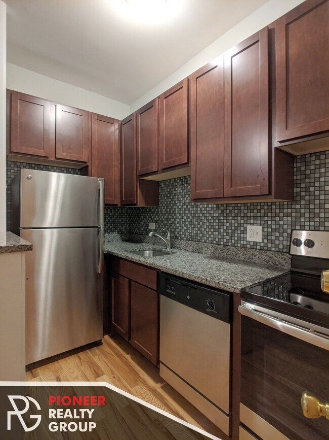 634 W Barry Ave, Unit 635 #103