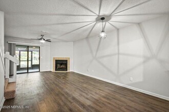 8300 Plaza Gate Ln in Jacksonville, FL - Building Photo - Building Photo