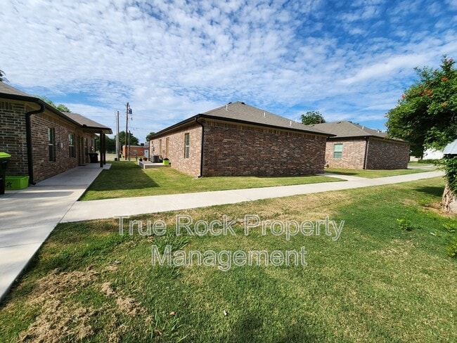 416 E 13th St in Ada, OK - Foto de edificio - Building Photo