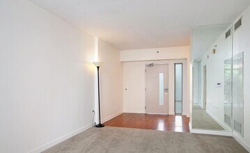 425 W Beech, Unit 327 in San Diego, CA - Building Photo - Building Photo