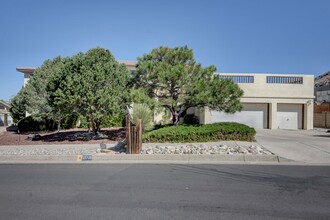13705 Indian School Rd NE in Albuquerque, NM - Foto de edificio - Building Photo
