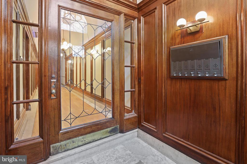 812 Park Ave in Baltimore, MD - Building Photo