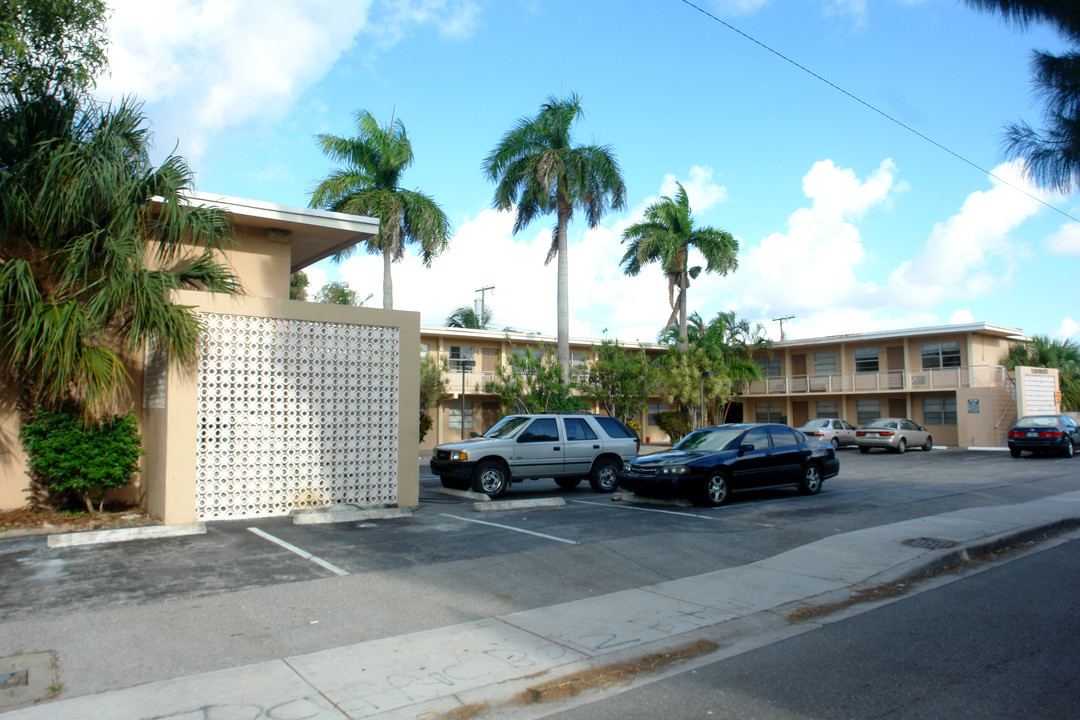 Varnel Apartments in Lake Worth, FL - Building Photo