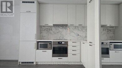 10 Honeycrisp Cres in Vaughan, ON - Building Photo - Building Photo