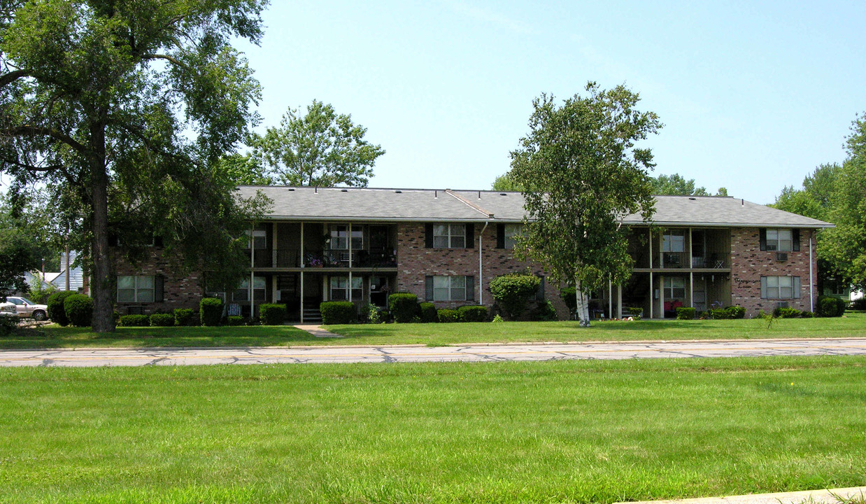 Tenneyson Lawn in Sheffield Lake, OH - Foto de edificio